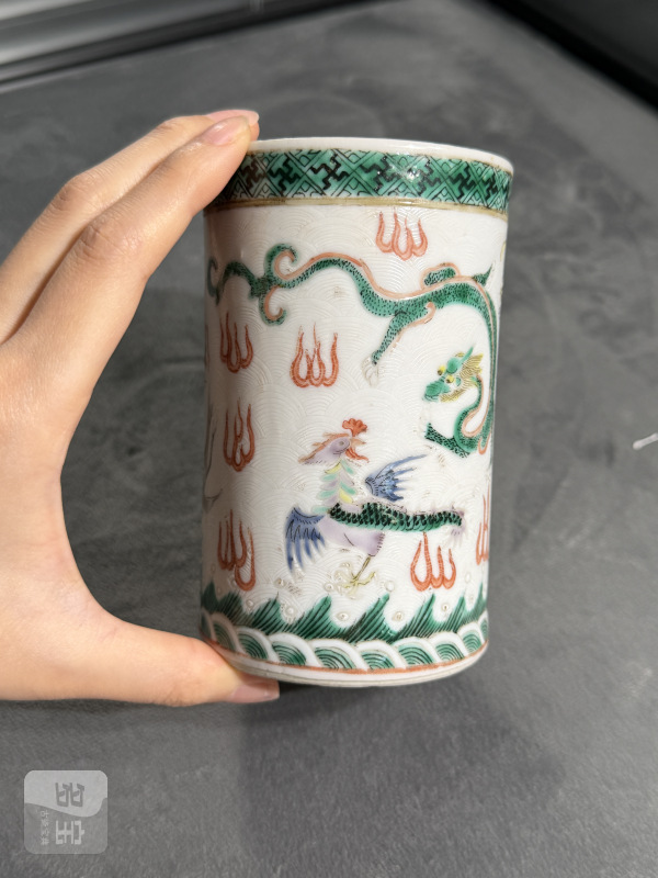 清同治粉彩轧道海八怪纹笔筒 - 图2